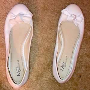 White flats shoes